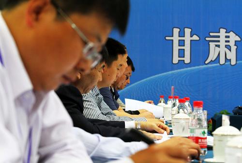 5月10日,代表在聽證會(huì)上。當(dāng)日,甘肅省舉行居民階梯電價(jià)聽證會(huì),大部分聽證會(huì)參加人贊同實(shí)施第一檔電量在每戶每月140度以內(nèi)的方案。據(jù)測算,甘肅省全省87.5%的“一戶一表”居民家庭用戶,按此標(biāo)準(zhǔn)實(shí)行居民階梯電價(jià)后不會(huì)增加其電費(fèi)負(fù)擔(dān)。新華社記者 逯陽 攝