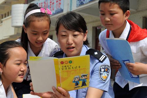 5月11日,寧老莊鎮(zhèn)派出所的民警蘇靜(右二)在給寧老莊中心小學(xué)的學(xué)生講授交通安全知識(shí)。新華社記者郭晨 攝