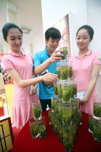 5月11日,在第二屆中國國際茶業(yè)及茶藝博覽會上,幾名年輕人在觀看來自安徽的太平猴魁茶。新華社發(fā)