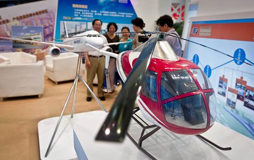 5月11日,與會(huì)者參觀飛機(jī)模型。新華社記者 岳月偉 攝