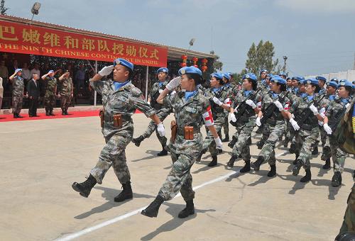 5月18日,在黎巴嫩南部哈尼亞村的中國(guó)維和工兵營(yíng)營(yíng)地,中國(guó)維和醫(yī)療隊(duì)方隊(duì)進(jìn)行分列式表演。新華社記者劉順攝