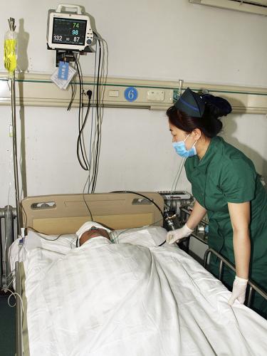 5月19日,獲救的礦工司利在黑龍江省鶴崗市人民醫(yī)院接受治療。經(jīng)過上百名救援隊(duì)員的連續(xù)奮戰(zhàn),當(dāng)日,黑龍江鶴崗峻源煤礦“5·2”透水事故遇險(xiǎn)礦工司利在被困井下17天后奇跡生還。目前,被救礦工司利已被送到當(dāng)?shù)蒯t(yī)院緊急救治,生命體征基本平穩(wěn)。5月2日,鶴崗市興安區(qū)峻源二煤礦發(fā)生透水事故。截至目前,已確認(rèn)死亡10人,成功獲救5人,仍有3人被困井下。新華社發(fā)(柏常海 攝)