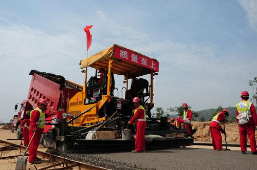5月31日,雷西高速公路路面第四標段施工單位中鐵五局機械化公司工程人員按照標準化要求進行路面底基層鋪筑。 2011年6月,為規(guī)范高速公路施工管理,甘肅省啟動高速公路施工標準化活動,先后印發(fā)了《甘肅省高速公路建設標準化管理指南》《甘肅省高速公路施工標準化活動考核評比辦法(試行)》。時隔一年,在雷西高速公路(雷家角至西峰高速公路)項目建設中,高速公路施工標準化得到了充分的體現(xiàn)。從招標開始,直至工程實施過程中的計量及標準化施工的考核評比均做出了明確的要求,成熟新工藝和新的管理方法在項目中也得到推廣應用,不僅提高了施工功效,而且保證了工程質量和安全。 新華社記者 范培珅 攝