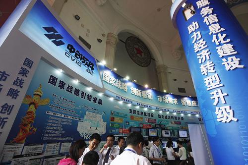 5月31日,北京第16屆中國國際軟件博覽上,觀眾在中創(chuàng)軟件展臺參觀。 當(dāng)日,為期3天以“做大做強軟件產(chǎn)業(yè),服務(wù)經(jīng)濟轉(zhuǎn)型升級”為主題的第16屆中國國際軟件博覽會在北京展覽館開幕,參展企業(yè)近600家,涉及基礎(chǔ)軟件、工業(yè)軟件、嵌入式系統(tǒng)軟件等;移動互聯(lián)網(wǎng)、物聯(lián)網(wǎng)、云計算等也成為今年軟博會的新看點。 新華社發(fā)(羅偉 攝)