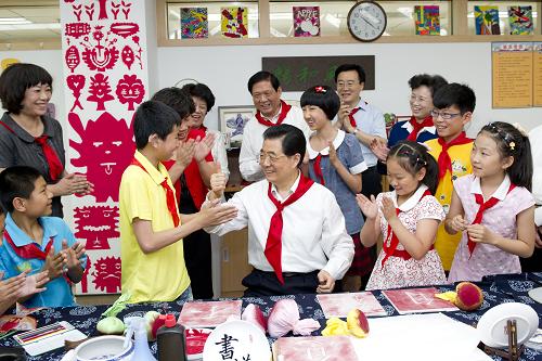 “六一”國際兒童節(jié)到來之際,中共中央總書記、國家主席、中央軍委主席胡錦濤5月31日上午來到北京市東城區(qū)少年宮考察,親切看望在這里參加活動的小朋友們。這是胡錦濤和失聰少年鄭洪濤一起拓印“自強(qiáng)不息”4個大字,祝愿他和其他小朋友一樣快樂,健康成長。 新華社記者 黃敬文 攝