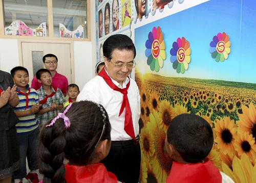 “六一”國際兒童節(jié)到來之際,中共中央總書記、國家主席、中央軍委主席胡錦濤5月31日上午來到北京市東城區(qū)少年宮考察,親切看望在這里參加活動的小朋友們。這是胡錦濤在少年宮的笑臉墻前同來自四川什邡和青海玉樹地震災(zāi)區(qū)的孩子親切交談,了解他們現(xiàn)在的學(xué)習(xí)和生活情況。 新華社記者 丁林 攝