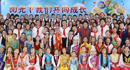 “六一”國際兒童節(jié)到來之際,中共中央總書記、國家主席、中央軍委主席胡錦濤5月31日上午來到北京市東城區(qū)少年宮考察,親切看望在這里參加活動的小朋友們。這是胡錦濤等領(lǐng)導(dǎo)同志高興地與小朋友們合影。 新華社記者 蘭紅光 攝