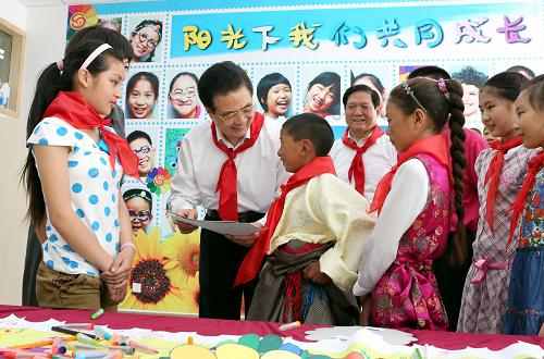 “六一”國際兒童節(jié)到來之際,中共中央總書記、國家主席、中央軍委主席胡錦濤5月31日上午來到北京市東城區(qū)少年宮考察,親切看望在這里參加活動的小朋友們。這是胡錦濤在少年宮的笑臉墻前同來自四川什邡和青海玉樹地震災(zāi)區(qū)的孩子親切交談,了解他們現(xiàn)在的學(xué)習(xí)和生活情況。 新華社發(fā)