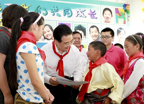 “六一”國際兒童節(jié)到來之際,中共中央總書記、國家主席、中央軍委主席胡錦濤5月31日上午來到北京市東城區(qū)少年宮考察,親切看望在這里參加活動的小朋友們。這是胡錦濤在少年宮的笑臉墻前同來自四川什邡和青海玉樹地震災(zāi)區(qū)的孩子親切交談,了解他們現(xiàn)在的學(xué)習(xí)和生活情況。 新華社記者 丁林 攝