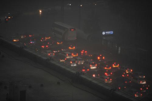6月3日下午,行駛在北京城區(qū)的車輛打開車燈。新華社發(fā)(劉長(zhǎng)龍 攝)