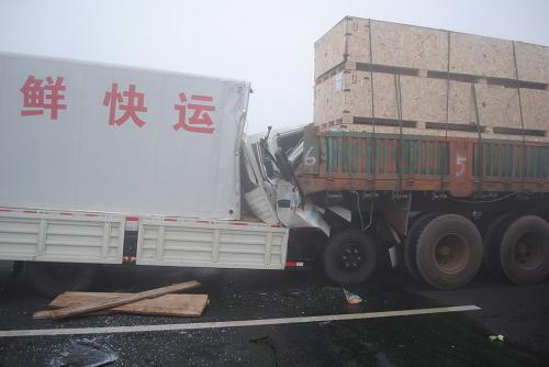 6月3日,追尾事故中的車輛損毀嚴(yán)重。當(dāng)日清晨,沈海高速江蘇鹽城段因突發(fā)團(tuán)霧發(fā)生機(jī)動(dòng)車追尾事故,截至14時(shí)20分,已造成11人死亡,19人受傷,其中5人重傷。截至發(fā)稿時(shí),現(xiàn)場(chǎng)處置基本結(jié)束,道路恢復(fù)通行。 新華社發(fā)(周旭才 攝)