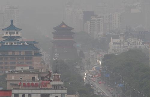 這是6月3日拍攝的雨中的北京街頭。新華社記者 劉宇 攝