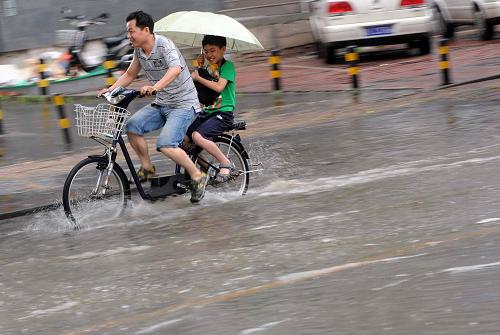 6月3日,突如其來(lái)的大雨造成北京部分路段積水。新華社記者 公磊 攝