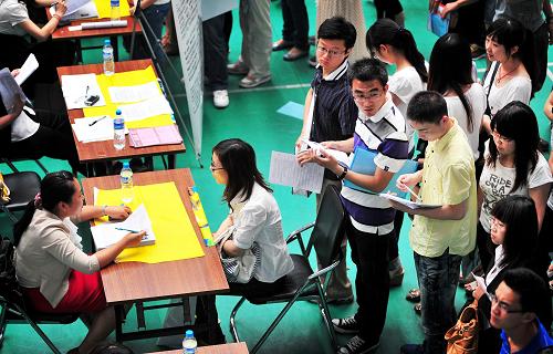 6月3日,學(xué)生在天津大學(xué)第八屆暑期實習(xí)生洽談會上尋找實習(xí)機會。新華社發(fā)(游思行 攝)