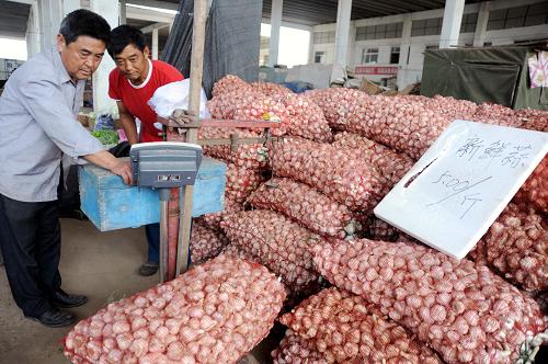 6月5日,山東省乳山市崖子鎮(zhèn)一農(nóng)貿(mào)市場的大蒜批發(fā)商在出售大蒜。據(jù)新華社全國農(nóng)副產(chǎn)品和農(nóng)資價(jià)格行情系統(tǒng)監(jiān)測,5月下旬以來全國大蒜價(jià)格快速上漲。與5月21日相比,6月4日,大蒜全國日均價(jià)漲幅已超過30%。分地區(qū)看,所有省區(qū)市大蒜價(jià)格均上漲。其中河南的價(jià)格漲幅居首,達(dá)86.6%,北京、河北、遼寧、吉林、黑龍江、海南的價(jià)格漲幅也均已經(jīng)超過50%。不過,目前全國大蒜價(jià)格仍然大幅低于去年同期,5月29日同比降幅接近20%。新華社發(fā)(劉國賢 攝)