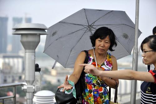 在6月5日舉行的2012年廣東省環(huán)境保護公眾開放日上,一名市民在參觀廣東省環(huán)境監(jiān)測中心的空氣質(zhì)量監(jiān)測采樣設(shè)施。6月5日是世界環(huán)境日。據(jù)廣東省環(huán)保廳6月4日新聞通氣會消息,繼今年3月8日率先發(fā)布33個站點(其中17個為省屬站點)空氣質(zhì)量實況之后,6月4日上午8時起,廣東省按照環(huán)保部和空氣質(zhì)量“新標準”的要求,向社會發(fā)布了珠江三角洲第二批監(jiān)測站點的空氣質(zhì)量實況,使得珠三角地區(qū)按“新標準”要求實時發(fā)布的站點達到62個。本次新增發(fā)布站點之后,珠三角所有國控省控空氣質(zhì)量監(jiān)測站點全部具備“新標準”要求的常規(guī)監(jiān)測能力,并全部納入實時發(fā)布范圍。珠三角空氣質(zhì)量監(jiān)測與發(fā)布再上新臺階。新華社記者 陳曄華 攝