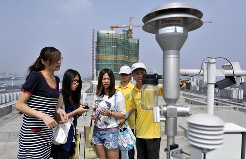 在6月5日舉行的2012年廣東省環(huán)境保護公眾開放日上,市民在參觀廣東省環(huán)境監(jiān)測中心的空氣質(zhì)量監(jiān)測采樣設(shè)施。新華社記者 陳曄華 攝