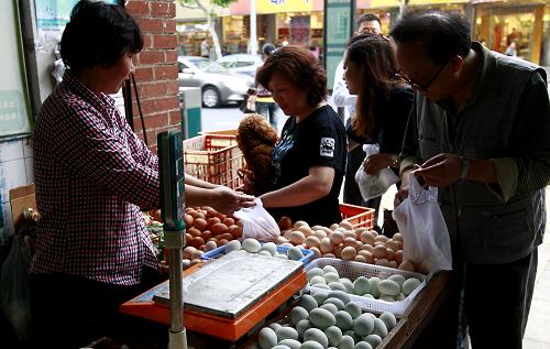 上海徐匯區(qū)一處雞蛋批發(fā)點每斤雞蛋比附近菜場便宜兩毛錢,吸引了眾多附近的居民(6月4日攝)。新華社記者 裴鑫 攝