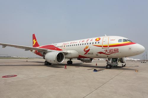 這是6月8日拍攝的天津航空“大運號”首航飛機。新華社發(fā)(李想 攝)