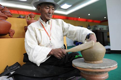6月9日,非遺傳承人仁增次旺在展示自治區(qū)級(jí)非物質(zhì)文化遺產(chǎn)藏族陶器的制作技藝。新華社記者 文濤 攝