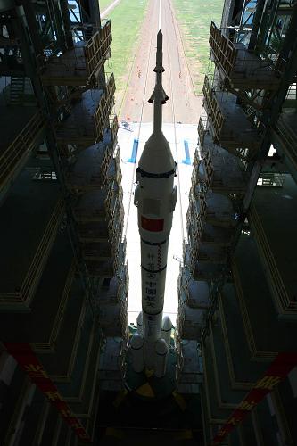垂直組裝廠房大門開啟,船箭塔組合體開始轉運(6月9日攝)。新華社記者 王建民 攝