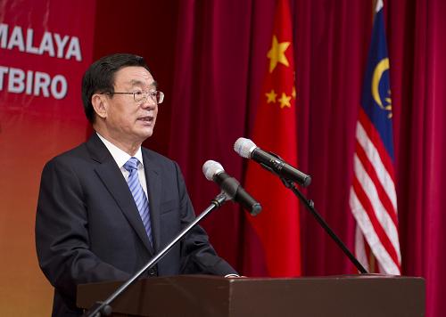 6月15日,正在馬來西亞訪問的中共中央政治局常委、中央紀(jì)委書記賀國強(qiáng),來到馬來西亞馬來亞大學(xué)孔子漢語學(xué)院參觀,并出席向該校贈(zèng)書儀式。這是賀國強(qiáng)在贈(zèng)書儀式上致辭。 新華社記者黃敬文攝