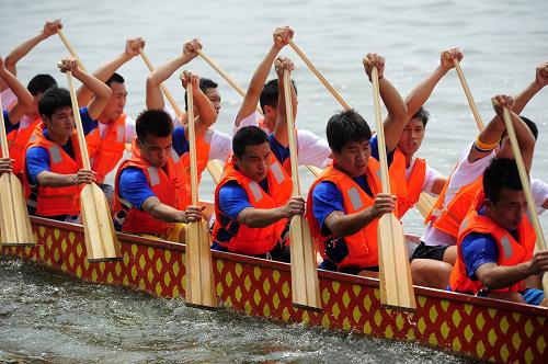 6月21日,參賽隊伍在比賽中。當(dāng)日,武漢東湖端午文化節(jié)暨湖北省第四屆龍舟大賽在武漢東湖聽濤景區(qū)拉開帷幕,來自湖北8個地市和10所高校的25支隊伍參加了龍舟競渡比賽,迎接端午節(jié)的到來。新華社記者 郝同前 攝