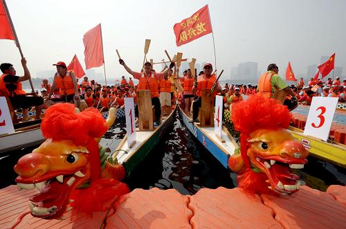 6月21日,參加沈陽(yáng)市第七屆龍舟大獎(jiǎng)賽的選手們?cè)跉g呼吶喊。當(dāng)日,主題為“龍騰全運(yùn),促進(jìn)振興”的沈陽(yáng)市第七屆龍舟大獎(jiǎng)賽在沈陽(yáng)五里河公園開賽。為期兩天的比賽分為標(biāo)準(zhǔn)龍舟250米、500米和1000米直道競(jìng)速賽,吸引了35支隊(duì)伍、近千名運(yùn)動(dòng)員參賽。新華社發(fā)(張文魁 攝)