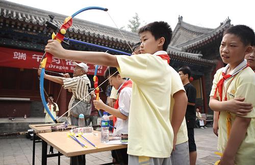6月21日,學生在北京民俗博物館參加端午射柳活動。新華社發(fā)(李方宇攝)