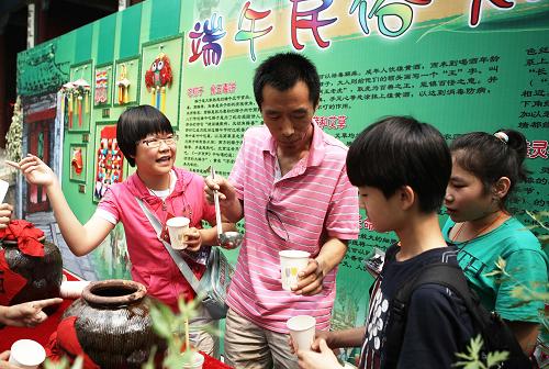 6月21日,學生在北京民俗博物館體驗端午民俗活動。新華社發(fā)(李方宇攝)