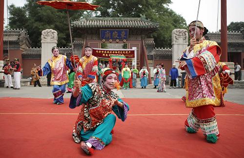 6月21日,演員在北京民俗博物館門前進行端午節(jié)民俗表演。新華社發(fā)(李方宇攝)