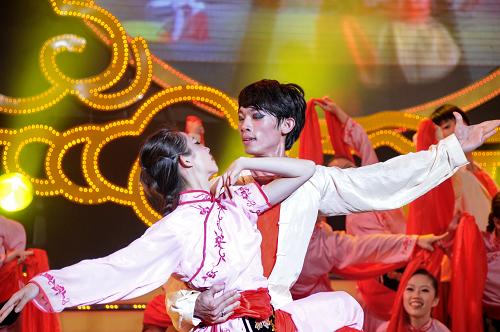 6月23日晚,來(lái)自臺(tái)北的大學(xué)生表演舞蹈《黃土情》。新華社記者 林善傳 攝