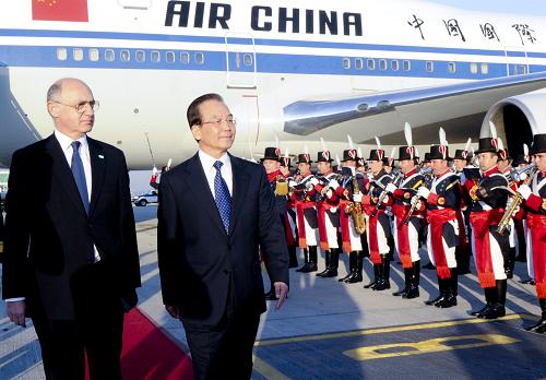 6月23日,國(guó)務(wù)院總理溫家寶乘專機(jī)抵達(dá)布宜諾斯艾利斯,開(kāi)始對(duì)阿根廷進(jìn)行正式訪問(wèn)。阿根廷政府高級(jí)官員和中國(guó)駐阿根廷大使殷恒民等到機(jī)場(chǎng)迎接。 新華社記者 張鐸 攝