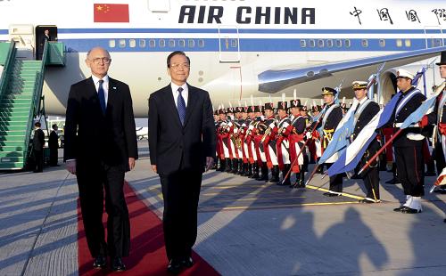6月23日,中國(guó)國(guó)務(wù)院總理溫家寶乘專機(jī)抵達(dá)布宜諾斯艾利斯,開(kāi)始對(duì)阿根廷進(jìn)行正式訪問(wèn)。阿根廷政府高級(jí)官員和中國(guó)駐阿根廷大使殷恒民等到機(jī)場(chǎng)迎接。 新華社記者 張鐸 攝