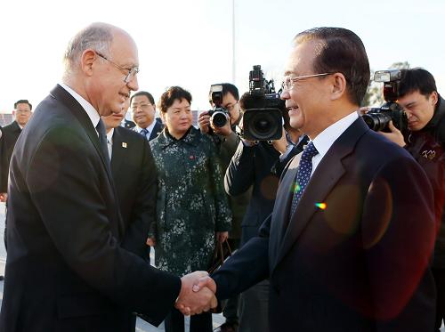 6月23日,中國(guó)國(guó)務(wù)院總理溫家寶乘專機(jī)抵達(dá)布宜諾斯艾利斯,開(kāi)始對(duì)阿根廷進(jìn)行正式訪問(wèn)。阿根廷政府高級(jí)官員和中國(guó)駐阿根廷大使殷恒民等到機(jī)場(chǎng)迎接。 新華社記者 姚大偉 攝