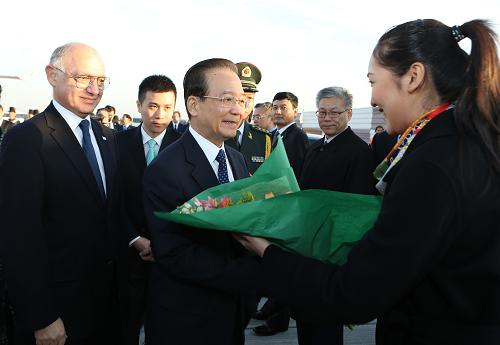 6月23日,中國(guó)國(guó)務(wù)院總理溫家寶乘專機(jī)抵達(dá)布宜諾斯艾利斯,開(kāi)始對(duì)阿根廷進(jìn)行正式訪問(wèn)。阿根廷政府高級(jí)官員和中國(guó)駐阿根廷大使殷恒民等到機(jī)場(chǎng)迎接。這是中國(guó)駐阿根廷大使館女青年在機(jī)場(chǎng)向溫家寶總理獻(xiàn)花。 新華社記者 姚大偉 攝