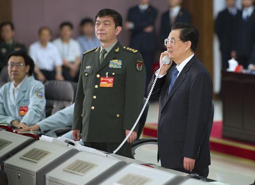 6月26日,中共中央總書記、國家主席、中央軍委主席胡錦濤在北京航天飛行控制中心,同神舟九號航天員景海鵬、劉旺、劉洋親切通話。 新華社記者 馬占成 攝