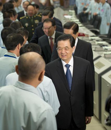 這是通話結(jié)束后,胡錦濤等領(lǐng)導(dǎo)同志來到現(xiàn)場工作人員中間,同大家一一握手。新華社記者 馬占成 攝