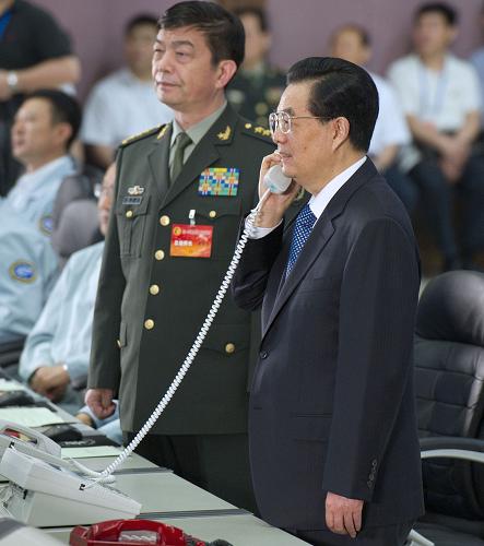 6月26日,中共中央總書記、國家主席、中央軍委主席胡錦濤在北京航天飛行控制中心,同神舟九號航天員景海鵬、劉旺、劉洋親切通話。 新華社記者 馬占成 攝