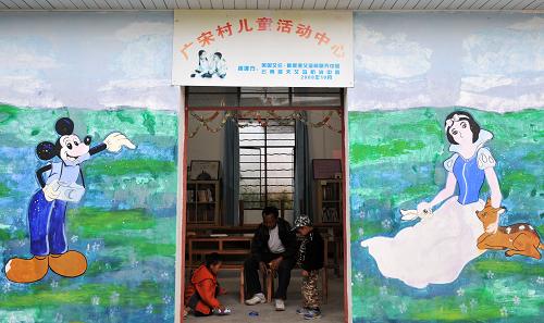 這是云南省德宏傣族景頗族自治州隴川縣景罕鎮(zhèn)廣宋村的兩名艾滋病致孤兒童在村里的兒童活動(dòng)中心內(nèi)玩耍(2011年11月17日攝)。新華社 發(fā)