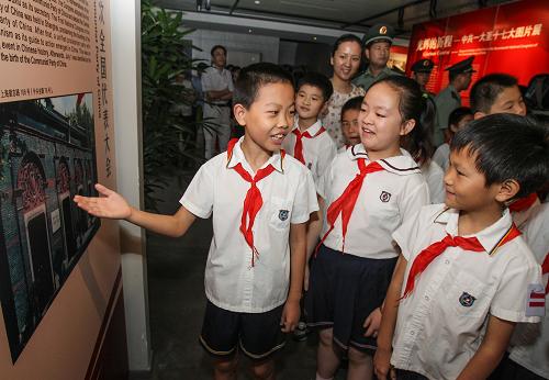 6月26日,上海市復(fù)興中路第二小學(xué)的學(xué)生們?cè)趨⒂^圖片展。 當(dāng)日,為慶祝中國(guó)共產(chǎn)黨成立91周年,迎接黨的第十八次全國(guó)代表大會(huì)召開(kāi),“光輝的歷程——中共一大至十七大圖片展”在中共一大會(huì)址紀(jì)念館揭幕。展覽以中國(guó)共產(chǎn)黨的歷次全國(guó)代表大會(huì)為序,由十七個(gè)部分組成,共展出350多幅珍貴歷史照片,全面反映了1921年7月中國(guó)共產(chǎn)黨第一次全國(guó)代表大會(huì)召開(kāi)至今91年來(lái)波瀾壯闊的發(fā)展歷程。據(jù)了解,在黨的十八大召開(kāi)前,圖片展還將赴部隊(duì)、機(jī)關(guān)、學(xué)校、企業(yè)和社區(qū)進(jìn)行巡回展出。一大會(huì)址紀(jì)念館還編纂了中英文對(duì)照版“光輝的歷程”圖片展手冊(cè),服務(wù)海內(nèi)外參觀者。 新華社記者 劉穎 攝