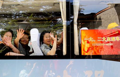 6月29日,市民在中共二大會(huì)址前上車(chē)前往一大會(huì)址。新華社記者 劉穎 攝