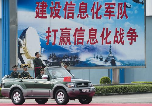 6月29日,中共中央總書記、國家主席、中央軍委主席胡錦濤在香港石崗軍營檢閱駐港部隊。 新華社記者呂小煒攝