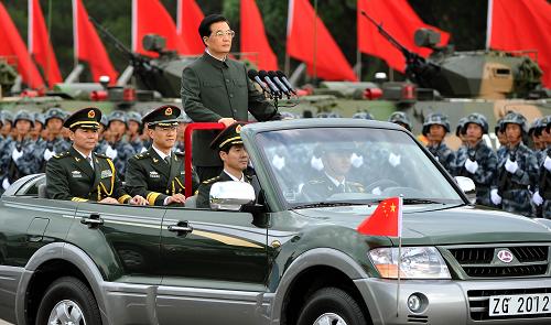 6月29日,中共中央總書記、國家主席、中央軍委主席胡錦濤在香港石崗軍營檢閱駐港部隊。 新華社記者陳曉偉攝
