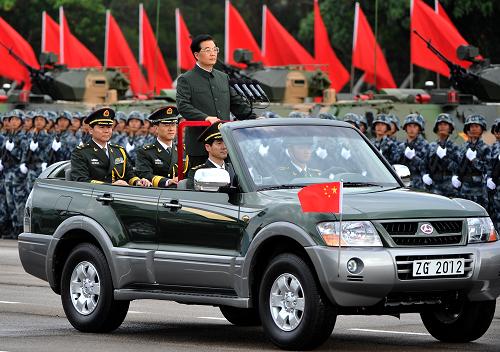 6月29日,中共中央總書記、國家主席、中央軍委主席胡錦濤在香港石崗軍營檢閱中國人民解放軍駐香港部隊。 新華社記者陳曉偉攝
