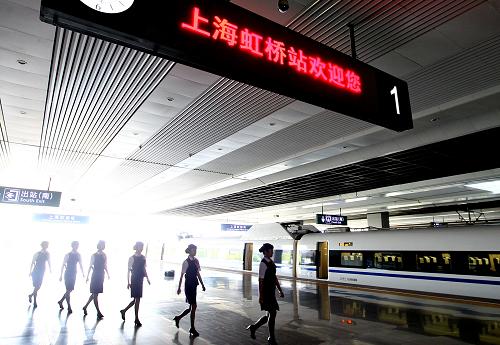 6月29日,京滬高鐵上??瓦\段乘務員在上海虹橋火車站準備登乘開往北京的列車。6月30日是京滬高鐵開通運營一周年。截至6月29日,京滬高鐵累計開行旅客列車56614列,發(fā)送旅客5259.5萬人次。上海客運段京滬高鐵車隊以“尊重、舒適、時尚、愉悅”為列車服務理念,用溫馨優(yōu)質(zhì)服務贏得了旅客贊譽。新華社記者 陳飛 攝