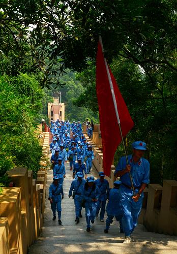 6月30日,一批游客穿著紅軍樣式的服裝經(jīng)過廣西百色市紅軍橋,體驗“紅色之旅”。新華社發(fā)(韋萬忠 攝)
