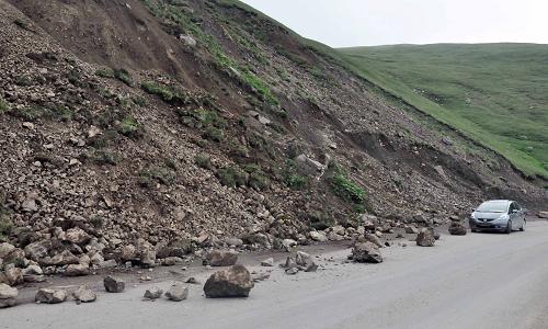 地震造成218國道新疆和靜縣一處路段發(fā)生山體滑坡(6月30日攝)。新華社發(fā)