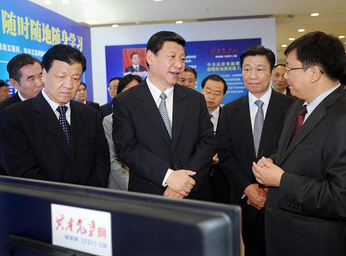 6月30日,在中國共產(chǎn)黨成立91周年到來之際,中央組織部在北京舉行共產(chǎn)黨員網(wǎng)、共產(chǎn)黨員電視欄目、共產(chǎn)黨員手機(jī)報開通儀式。中共中央政治局常委、中央書記處書記、國家副主席習(xí)近平視察共產(chǎn)黨員網(wǎng)、共產(chǎn)黨員電視欄目、共產(chǎn)黨員手機(jī)報平臺建設(shè)情況并出席開通儀式。這是習(xí)近平觀看共產(chǎn)黨員網(wǎng)、共產(chǎn)黨員電視欄目和共產(chǎn)黨員手機(jī)報演示。新華社記者 李濤 攝
