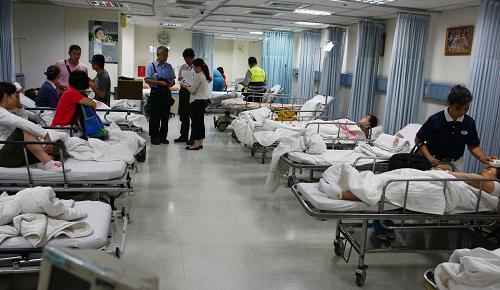 7月7日,受傷的大陸游客在臺灣苗栗為恭紀念醫(yī)院接受治療和觀察。當日上午11時39分許,一輛載有大陸哈爾濱旅游團的大巴車在臺灣新竹附近路段發(fā)生車禍,司機已無生命跡象,還有4人重傷、多人輕傷。目前,傷者已送往新竹、苗栗的多家醫(yī)院進行救治。據新竹市消防局人士了解,4名重傷者均為大陸人士,目前在新竹3家醫(yī)院接受治療,沒有生命危險。新華社記者 侯東濤 攝